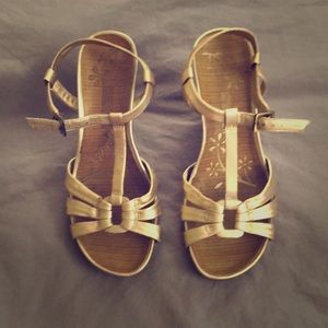 Kenneth Cole gold wedge heels